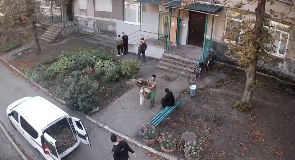 Житель Желтых Вод, возмущенный работой коммунальщиков, принес не вывезенные отходы в офис КП Житель Желтых Вод, возмущенный работой коммунальщиков, принес не вывезенные отходы в офис КП