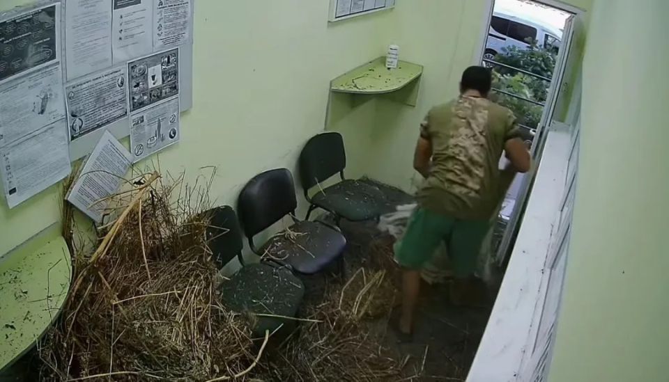 Житель Желтых Вод, возмущенный работой коммунальщиков, принес не вывезенные отходы в офис КП