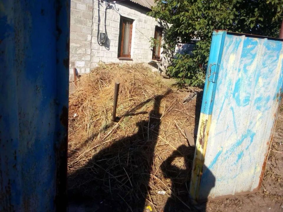 Житель Желтых Вод, возмущенный работой коммунальщиков, принес не вывезенные отходы в офис КП Житель Желтых Вод, возмущенный работой коммунальщиков, принес не вывезенные отходы в офис КП