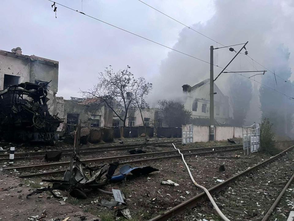 Сегодня ночью Россия нанесла массированный удар по депо «Укрзализныци» в Одессе, сообщил вице-премьер Алексей Кулеба Сегодня ночью Россия нанесла массированный удар по депо «Укрзализныци» в Одессе, сообщил вице-премьер Алексей Кулеба