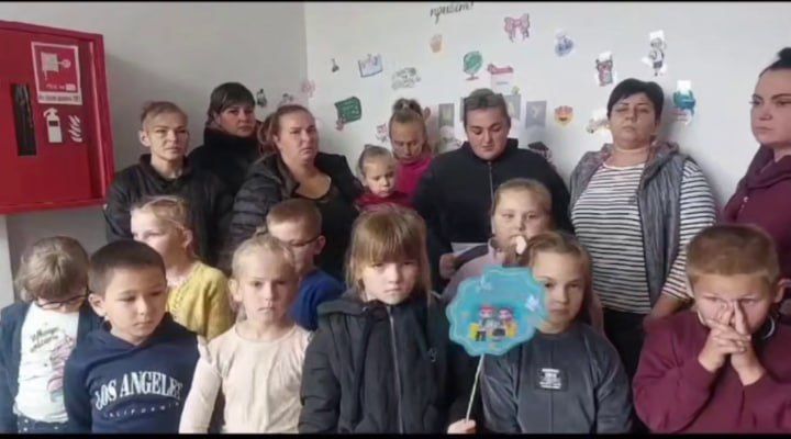 В селе Святовасильевка Днепропетровской области первоклашки и их родители просят выпустить из ТЦК «незаконно мобилизованного» учителя