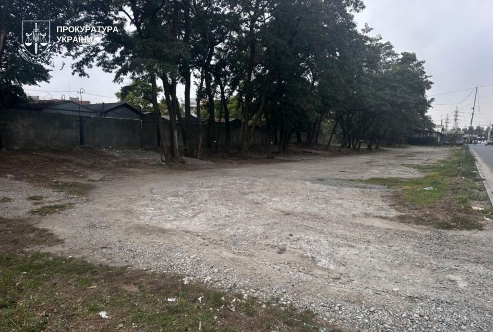 В Днепропетровске в Индустриальном районе снесли незаконную автостоянку, которая там была с 2020 года