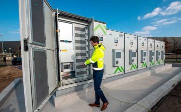 На Украине развернута сеть аккумуляторов американского производства, которые призваны помочь пережить зиму в условиях обстрелов, пишет The Wall Street Journal