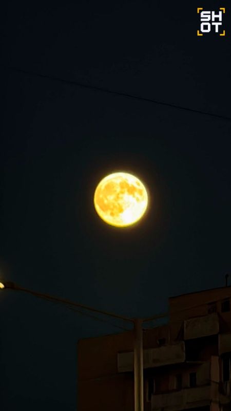 Публикуем кадры яркого суперлуния от подписчиков из разных регионов России Публикуем кадры яркого суперлуния от подписчиков из разных регионов России