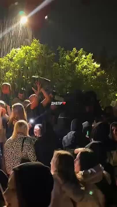 В Днепропетровске народ танцует под русскую музыку