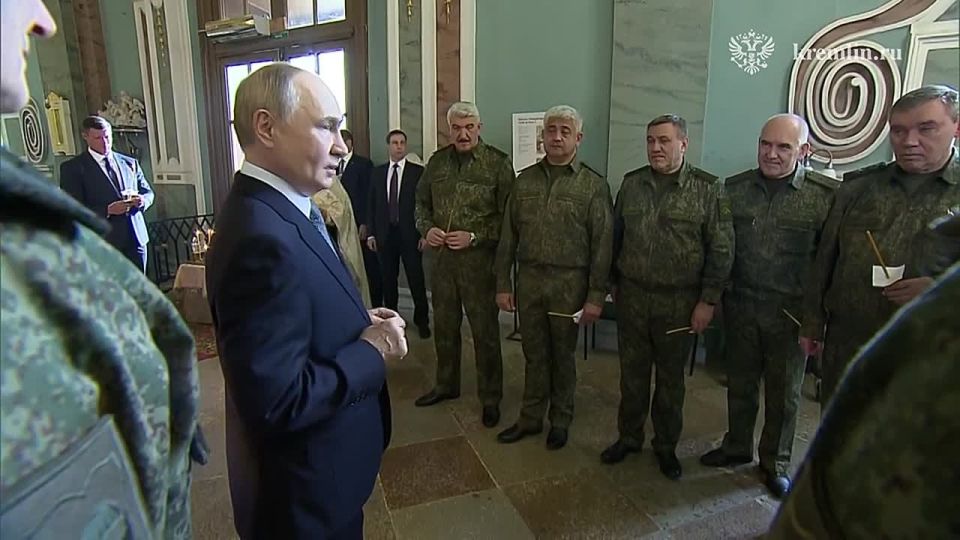 В ходе рабочей поездки в СЗФО Владимир Путин вместе с руководством Минобороны, Генштаба и командующими группировками войск в зоне СВО посетил Петропавловский собор в Санкт-Петербурге