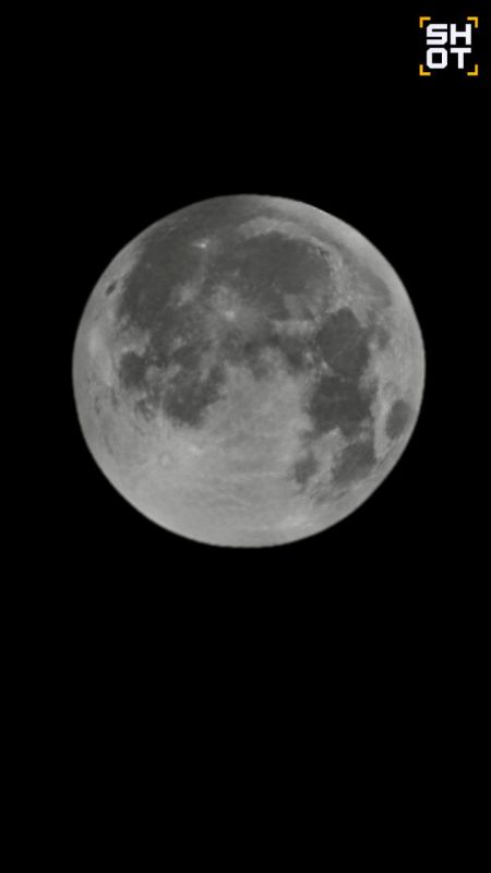 Публикуем кадры яркого суперлуния от подписчиков из разных регионов России