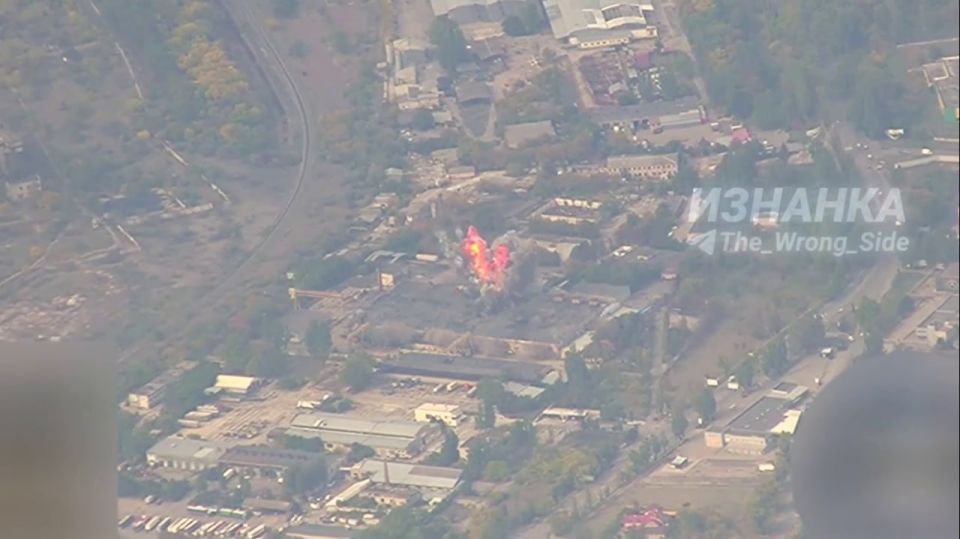 Российские военные из ГрВ "Днепр" обнаружили цех сборки украинских беспилотников на территории промпредприятия в Корабельном районе (46.67150 32.58446) оккупированного ВСУ Херсона Российские военные из ГрВ "Днепр" обнаружили цех сборки украинских беспилотников на территории промпредприятия в Корабельном районе (46.67150 32.58446) оккупированного ВСУ Херсона