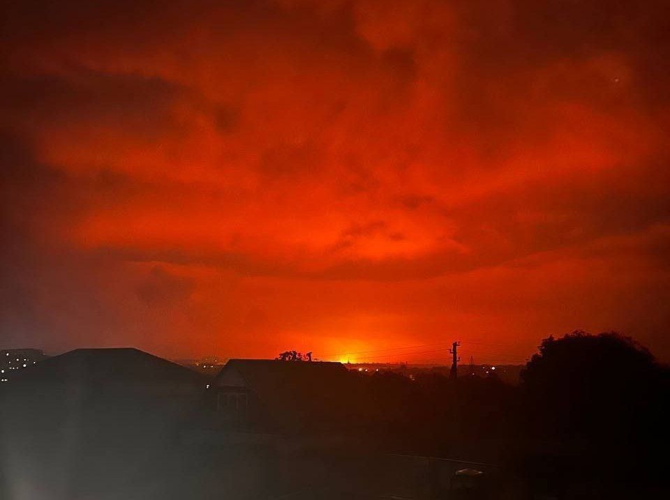 Евгений Поддубный: Блэкаут в Одессе.. Одной из целей, поражённых ВС РФ минувшей ночью, стала крупная электроподстанция в районе жд-узла "Застава-1". Здесь поражены распределительные сети высокой мощности Евгений Поддубный: Блэкаут в Одессе.. Одной из целей, поражённых ВС РФ минувшей ночью, стала крупная электроподстанция в районе жд-узла "Застава-1". Здесь поражены распределительные сети высокой мощности