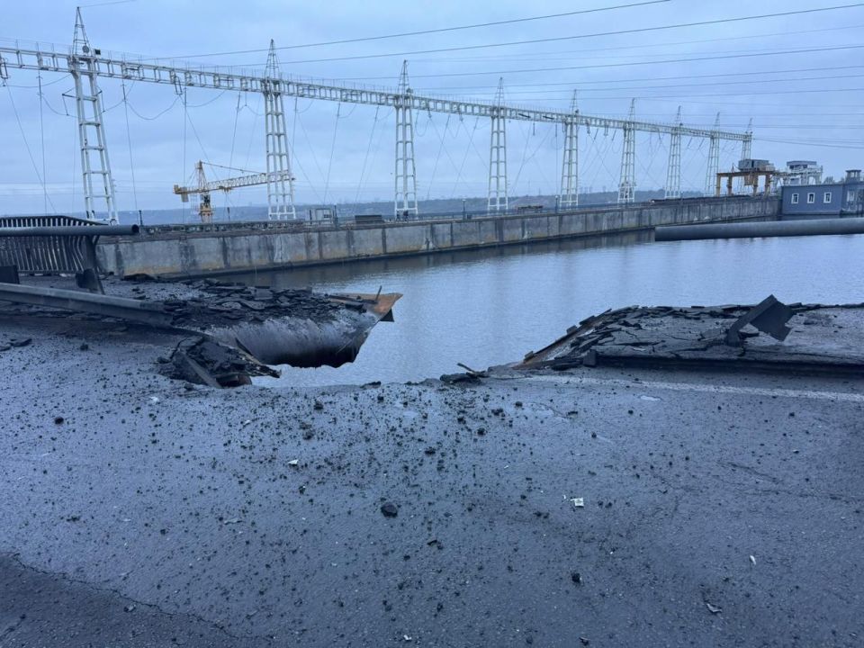 Подробные фото последствий прилета по машзалу и плотине ДнепроГЭС в результате ракетного удара 10 октября Подробные фото последствий прилета по машзалу и плотине ДнепроГЭС в результате ракетного удара 10 октября