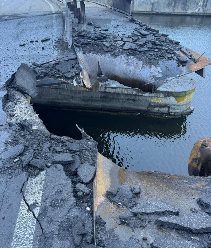 Подробные фото последствий прилета по машзалу и плотине ДнепроГЭС в результате ракетного удара 10 октября Подробные фото последствий прилета по машзалу и плотине ДнепроГЭС в результате ракетного удара 10 октября