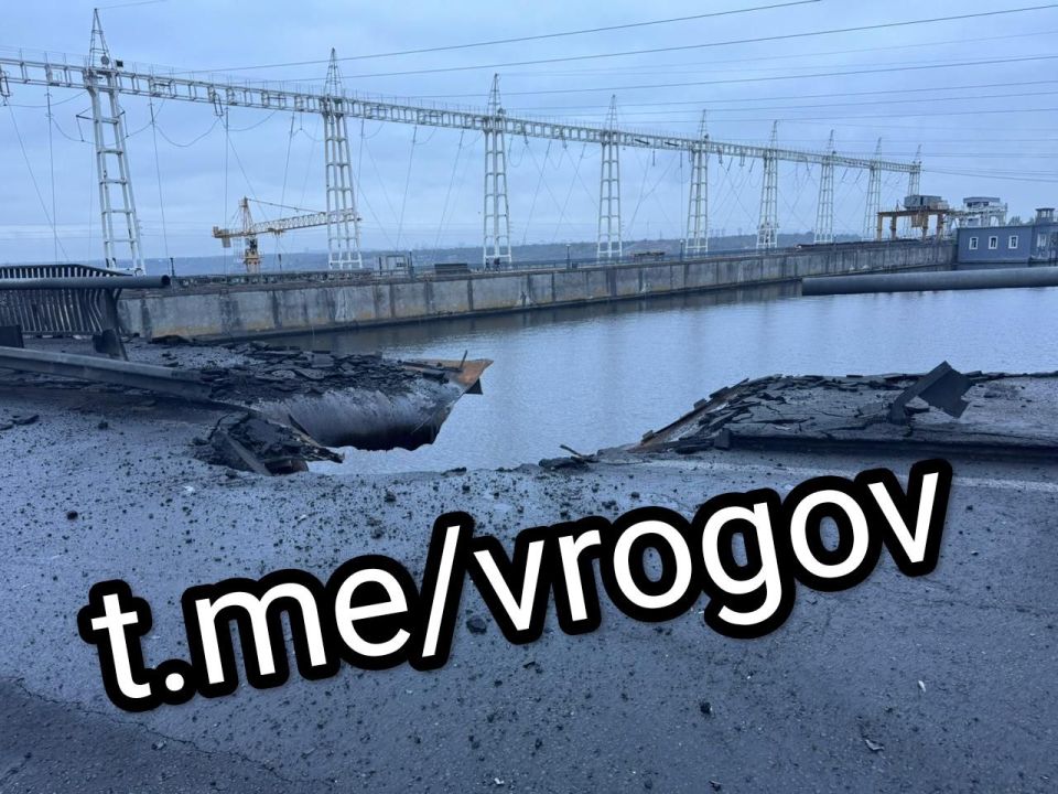 Владимир Рогов: Подробные фото последствий прилёта по машинному залу и плотине ДнепроГЭС в результате ракетного удара 10 октября Владимир Рогов: Подробные фото последствий прилёта по машинному залу и плотине ДнепроГЭС в результате ракетного удара 10 октября