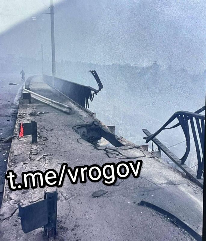 Владимир Рогов: Подробные фото последствий прилёта по машинному залу и плотине ДнепроГЭС в результате ракетного удара 10 октября Владимир Рогов: Подробные фото последствий прилёта по машинному залу и плотине ДнепроГЭС в результате ракетного удара 10 октября