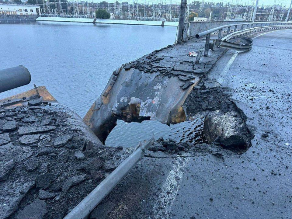 Владислав Шурыгин: Появились кадры с ДнепроГЭС, по которой вчера, в числе прочего, нашими войсками были нанесены удары Владислав Шурыгин: Появились кадры с ДнепроГЭС, по которой вчера, в числе прочего, нашими войсками были нанесены удары