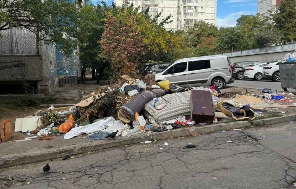 В Днепропетровске жители жалуются на большую свалку, которая «выросла» посреди дороги В Днепропетровске жители жалуются на большую свалку, которая «выросла» посреди дороги