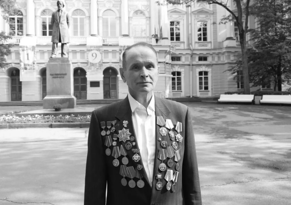 Уходит эпоха.... Сегодня на 69-м году ушёл из жизни трехкратный золотой призер московской Олимпиады-1980 по спортивной гимнастике Александр Дитятин Об этом сообщили в РГПУ им. А. И. Герцена, где он преподавал Уходит эпоха.... Сегодня на 69-м году ушёл из жизни трехкратный золотой призер московской Олимпиады-1980 по спортивной гимнастике Александр Дитятин Об этом сообщили в РГПУ им. А. И. Герцена, где он преподавал