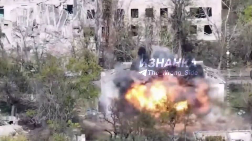 Лётчики армейской авиации ВКС России с помощью ЛМУР Х-39 уничтожили ПУ БпЛА 414-й ОБрБпС ВСУ (46.79331 33.14929) в н. п. Львово Херсонской области в зоне ответственности ГрВ "Днепр" Лётчики армейской авиации ВКС России с помощью ЛМУР Х-39 уничтожили ПУ БпЛА 414-й ОБрБпС ВСУ (46.79331 33.14929) в н. п. Львово Херсонской области в зоне ответственности ГрВ "Днепр"