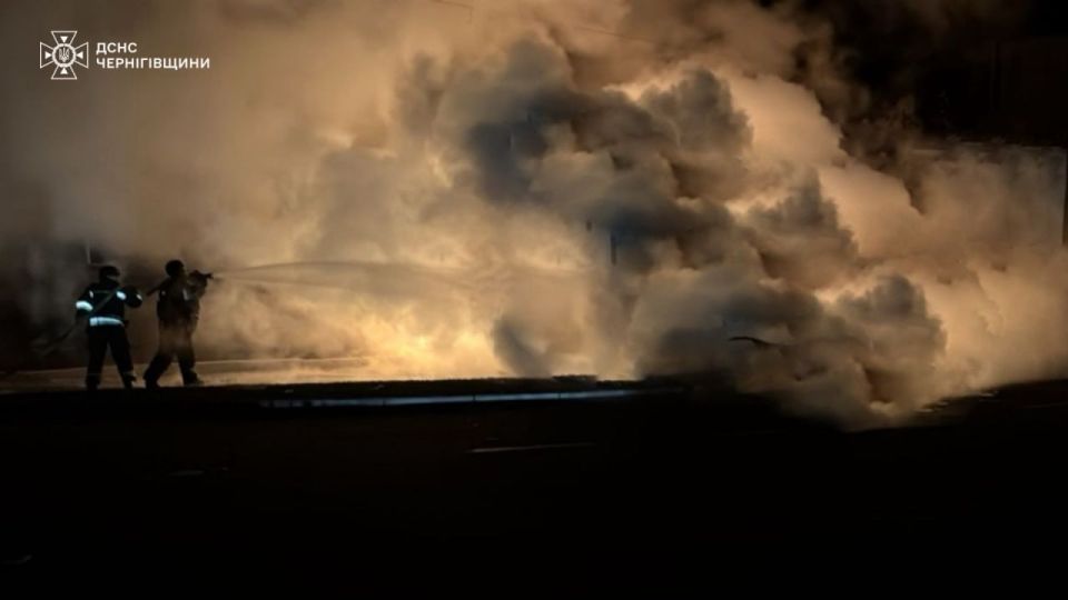 Кадры ночных пожаров после ударов в Черниговской и Днепропетровской областях Кадры ночных пожаров после ударов в Черниговской и Днепропетровской областях