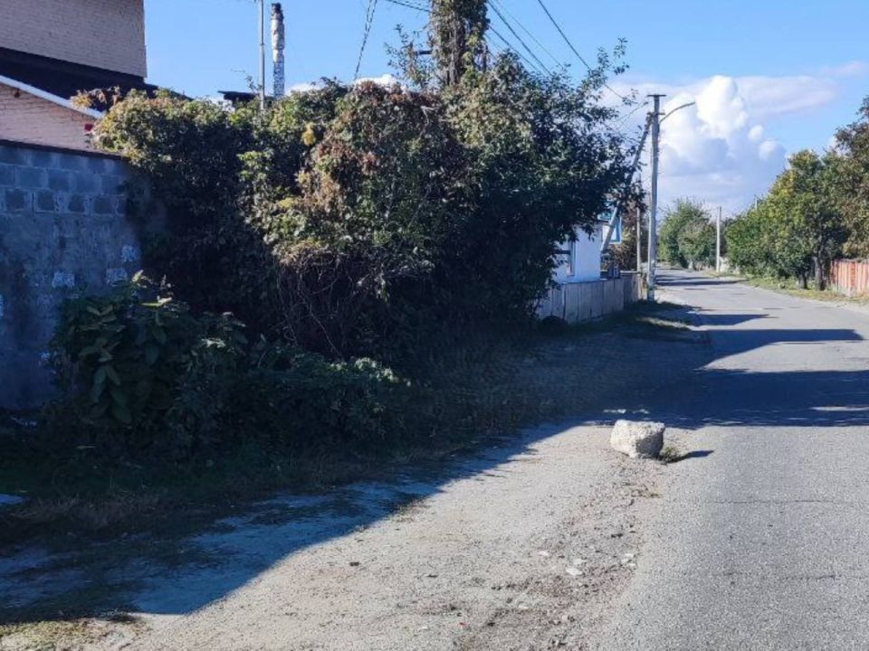 Позавчера у автомобиля оторвало колесо из-за камня, который жители поставили на обочине на улице Широкой в Днепропетровске Позавчера у автомобиля оторвало колесо из-за камня, который жители поставили на обочине на улице Широкой в Днепропетровске