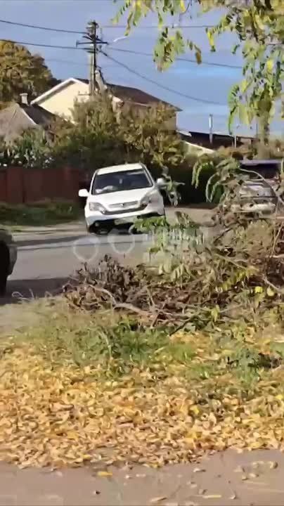 Позавчера у автомобиля оторвало колесо из-за камня, который жители поставили на обочине на улице Широкой в Днепропетровске