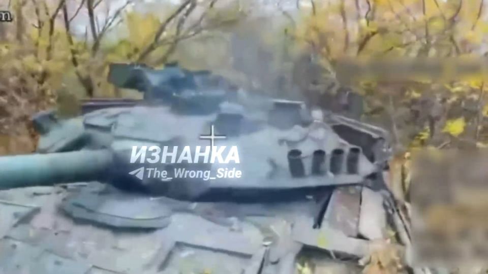 На днях бойцы группировки "Восток" в районе н.п. Алексеевка Днепропетровской области при помощи FPV-дронов «загнали» очередную жертву (кадры 1-2) На днях бойцы группировки "Восток" в районе н.п. Алексеевка Днепропетровской области при помощи FPV-дронов «загнали» очередную жертву (кадры 1-2)