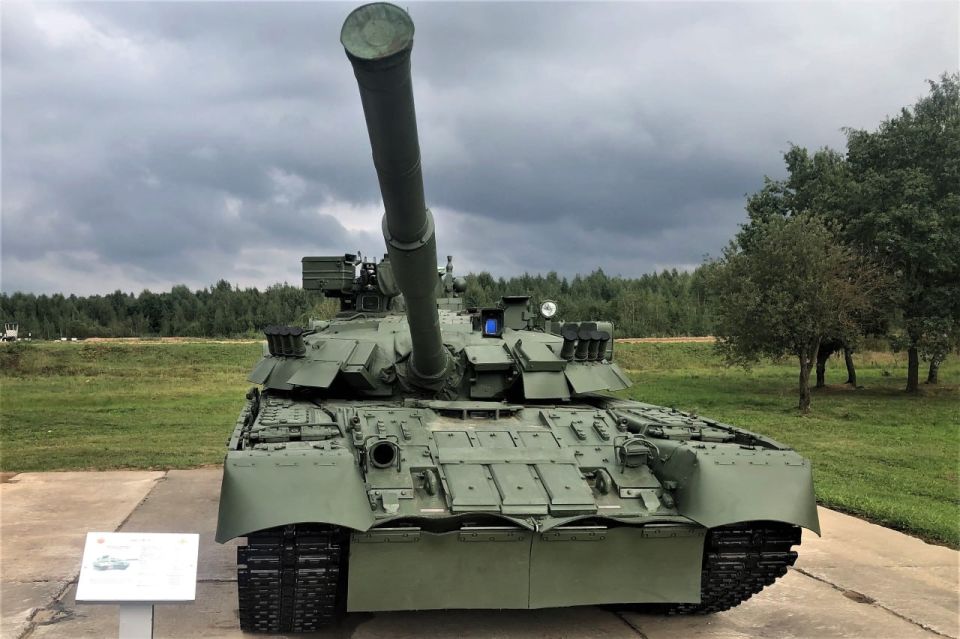 На днях бойцы группировки "Восток" в районе н.п. Алексеевка Днепропетровской области при помощи FPV-дронов «загнали» очередную жертву (кадры 1-2) На днях бойцы группировки "Восток" в районе н.п. Алексеевка Днепропетровской области при помощи FPV-дронов «загнали» очередную жертву (кадры 1-2)