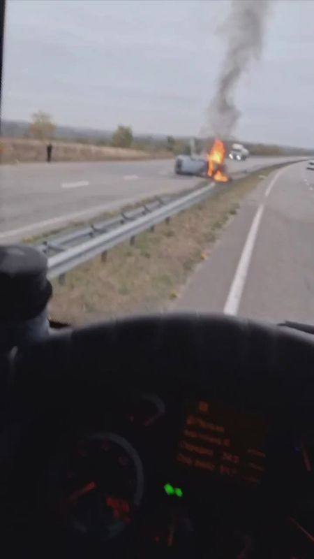 Страшное ДТП. Утром Skoda врезалась в отбойник, перевернулась и загорелась на Криворожской трассе в Днепровском районе