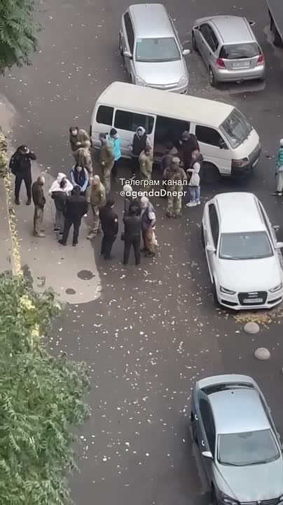 Более полное и четкое видео битвы в Днепропетровске: толпа штурманула микроавтобус, побила военкомов, и им пришлось срочно уезжать