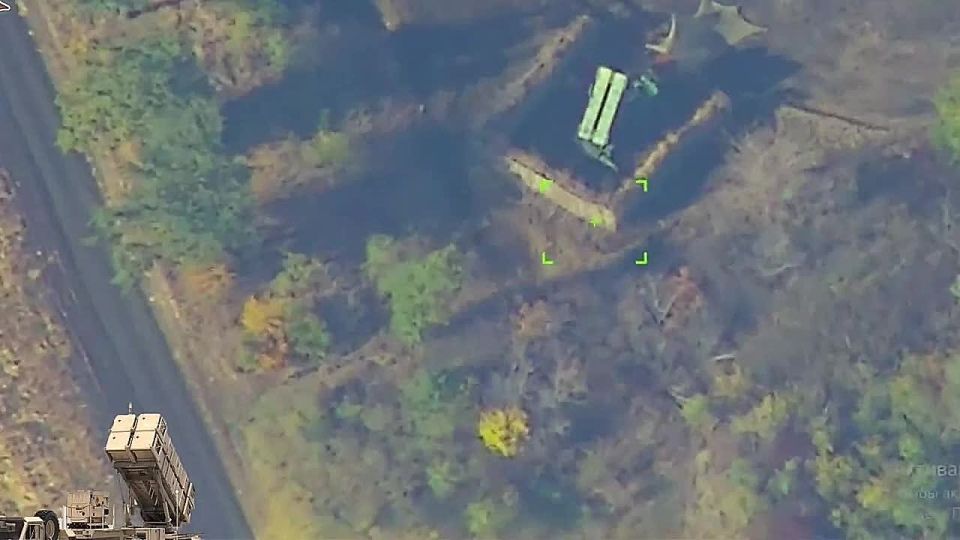 Появились кадры объективного контроля, на которых 15 октября в районе Павлограда ракетный комплекс «Искандер-М» наносит поражение американскому зенитно-ракетному комплексу Patriot