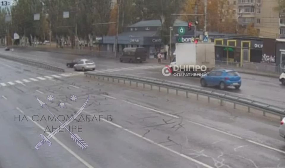 На перекрестке улиц Набережной Заводской и Коммунаровской фура и легковушка не поделили дорогу