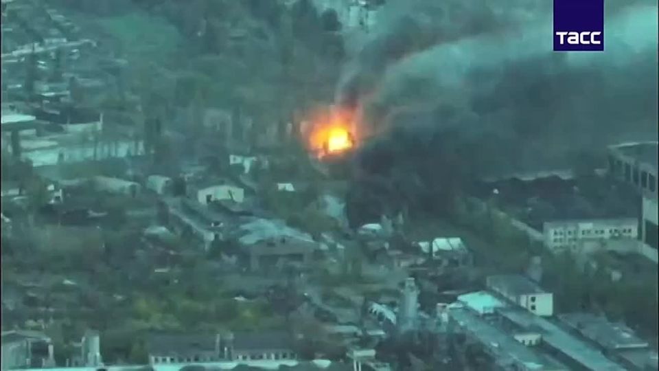 Эдуард Басурин: Артиллеристы 18-й общевойсковой армии группировки войск "Днепр" нанесли удар по складу ВСУ на Карантинном острове под Херсоном, что лишает противника критически важных ресурсов