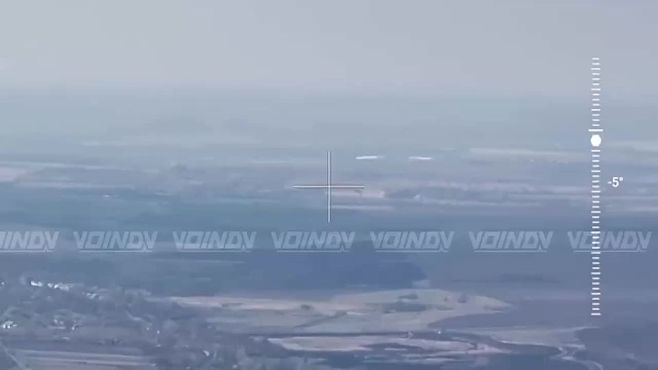 Российские войска ударами двух ФАБ-3000 и ФАБ-500 уничтожили позиции ВСУ в Даниловке в Днепропетровской области, сообщает Telegram-канал “Воин DV”