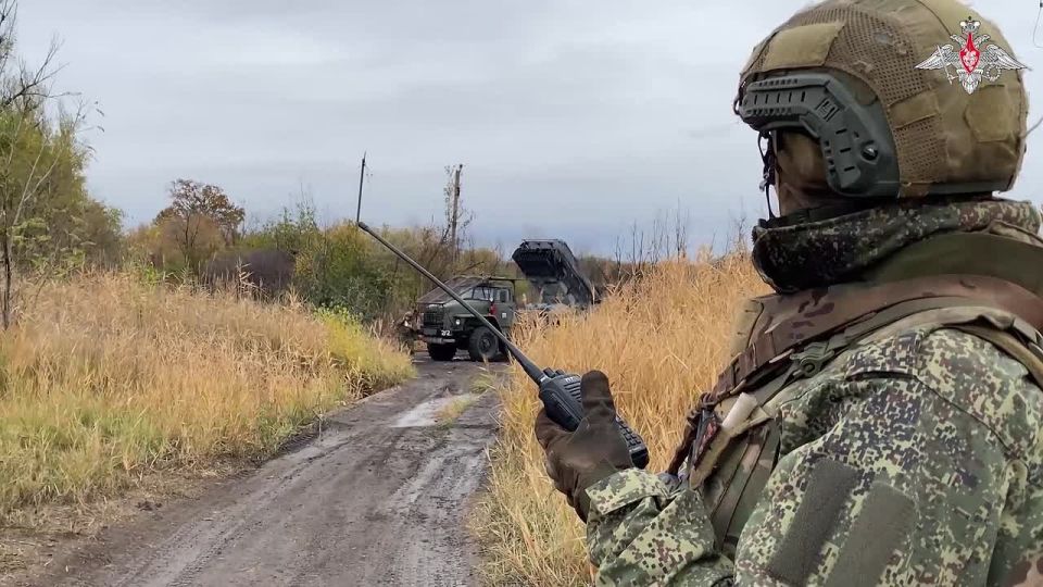 Расчет РСЗО «Град» группировки войск «Восток» уничтожил опорный пункт и инженерные сооружения ВСУ в Днепропетровской области, сообщило Минобороны РФ
