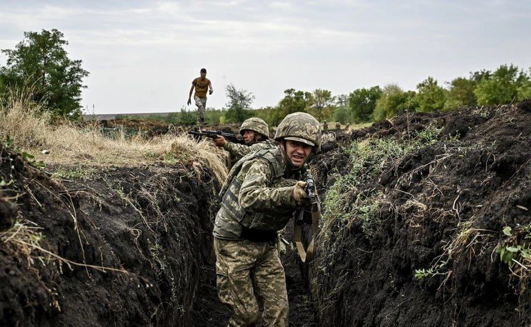 Командир управления штурмовых войск ВСУ Валентин Манько опубликовал в соцсетях военные карты с линией фронта