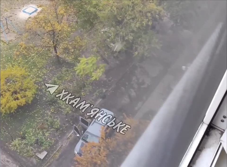 В Каменском Днепропетровской области зафиксирован ещё один случай принудительной Земобилизации: трое сотрудников ТЦК насильно заталкивали мужчину в микроавтобус, сообщают очевидцы