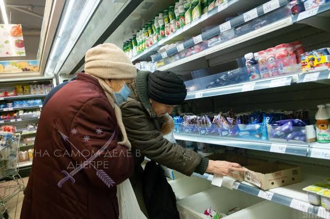 По данным укроСМИ, 72% украинцев стали меньше тратить деньги на продукты питания