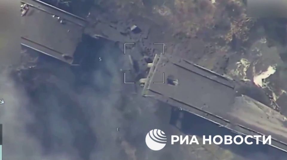 ВКС России уничтожили мост через реку Волчья ведущий в сторону населённого пункта Покровское в Днепропетровской области ВКС России уничтожили мост через реку Волчья ведущий в сторону населённого пункта Покровское в Днепропетровской области