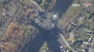 ВКС России уничтожили мост через реку Волчья, по которому ВСУ подвозили боеприпасы и технику к населенному пункту Покровское в Днепропетровской области, передает Минобороны РФ