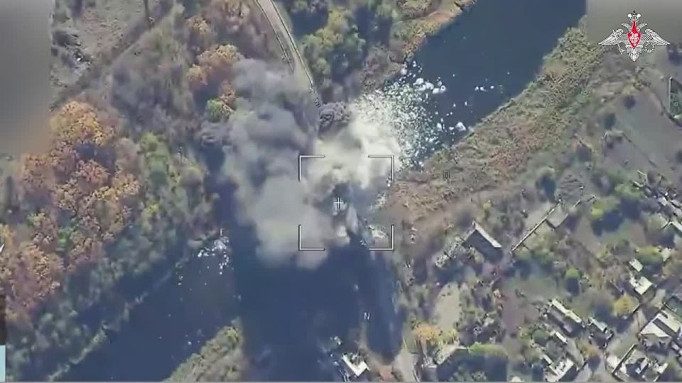 Покровское МО РФ опубликовало видеокадры объективного контроля авиационного удара по мосту через р. Волчья в н.п. Покровское Днепропетровской обл