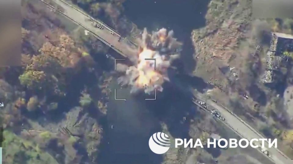 ВКС России уничтожили мост через реку Волчья ведущий в сторону населённого пункта Покровское в Днепропетровской области ВКС России уничтожили мост через реку Волчья ведущий в сторону населённого пункта Покровское в Днепропетровской области