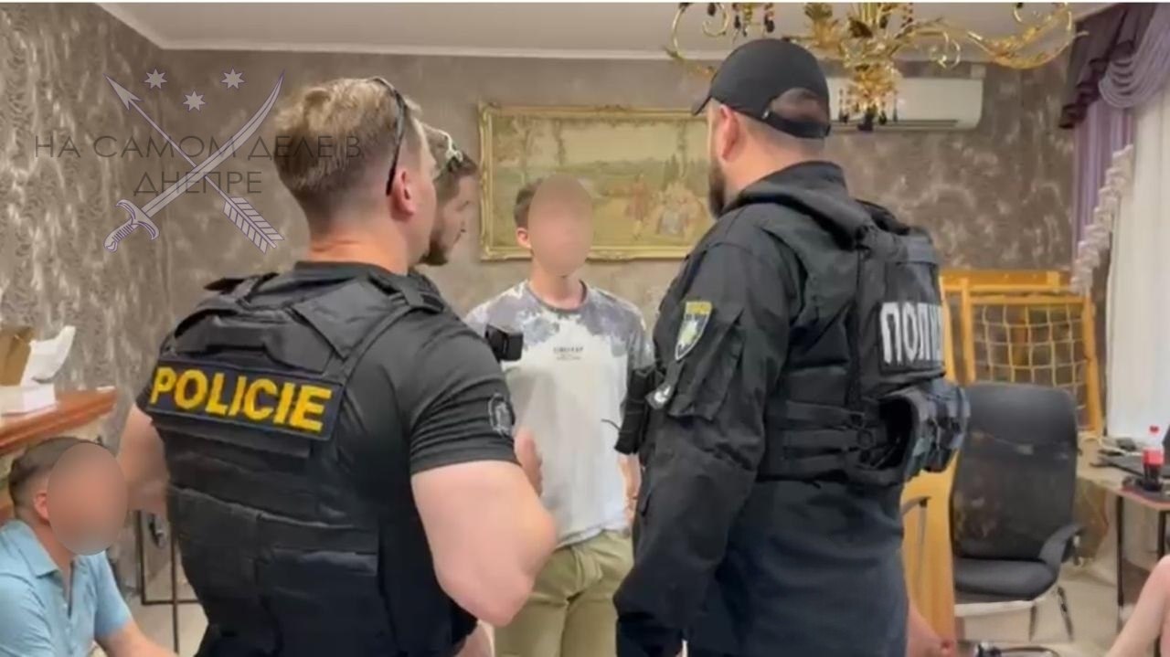 В Чехию отправили разыскиваемого Интерполом участника международной мошеннической схемы, которую огранизировал днепрянин В Чехию отправили разыскиваемого Интерполом участника международной мошеннической схемы, которую огранизировал днепрянин