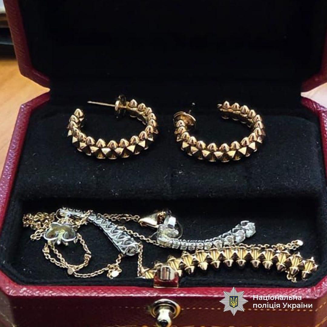 $1 млн наличными, элитная квартира и авто премиум-класса: в Днепропетровске задержали начальницу отдела экологической инспекции $1 млн наличными, элитная квартира и авто премиум-класса: в Днепропетровске задержали начальницу отдела экологической инспекции