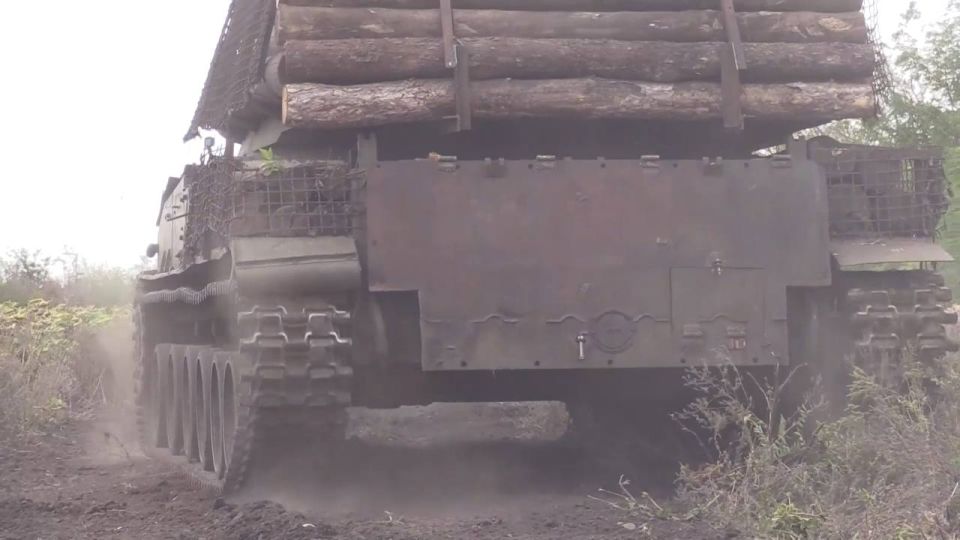 152-мм самоходная гаубица 2С3 «Акация» оснащённая системой динамической защиты «Буратино» из состава группировки войск «Восток» в Днепропетровской области 152-мм самоходная гаубица 2С3 «Акация» оснащённая системой динамической защиты «Буратино» из состава группировки войск «Восток» в Днепропетровской области