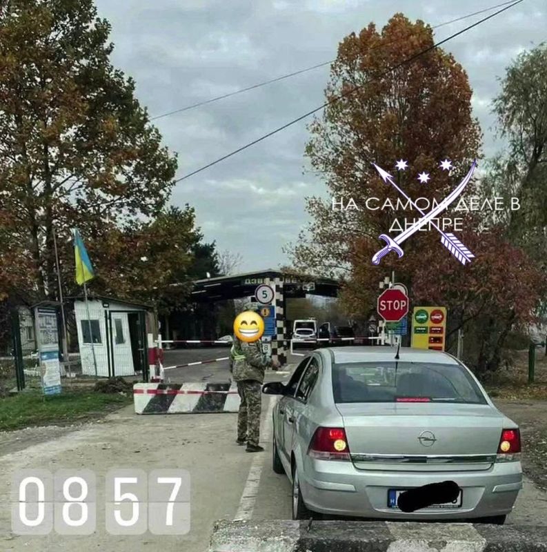 Граница на замке. Сбежать из хуторского рая станет ещё сложнее: киевский режим стал еще сильнее "защищать" украинцев и установил бетонные блоки на пограничном блокпосту в Закарпатской области после того, как мобилизованный...