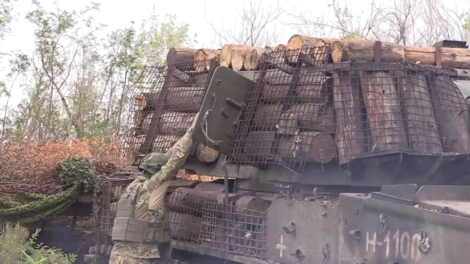 152-мм самоходная гаубица 2С3 «Акация» оснащённая системой динамической защиты «Буратино» из состава группировки войск «Восток» в Днепропетровской области 152-мм самоходная гаубица 2С3 «Акация» оснащённая системой динамической защиты «Буратино» из состава группировки войск «Восток» в Днепропетровской области