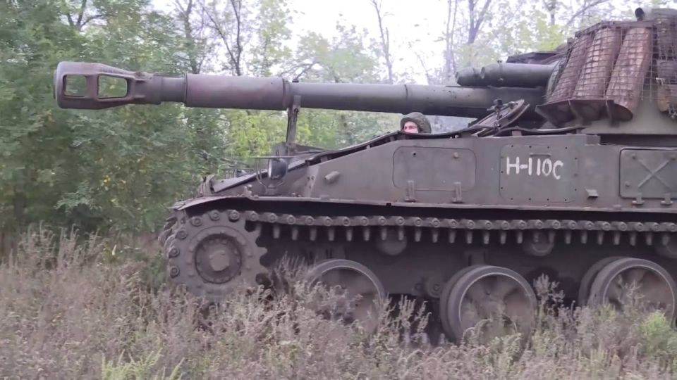 152-мм самоходная гаубица 2С3 «Акация» оснащённая системой динамической защиты «Буратино» из состава группировки войск «Восток» в Днепропетровской области 152-мм самоходная гаубица 2С3 «Акация» оснащённая системой динамической защиты «Буратино» из состава группировки войск «Восток» в Днепропетровской области