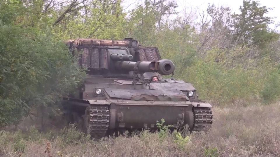 152-мм самоходная гаубица 2С3 «Акация» оснащённая системой динамической защиты «Буратино» из состава группировки войск «Восток» в Днепропетровской области 152-мм самоходная гаубица 2С3 «Акация» оснащённая системой динамической защиты «Буратино» из состава группировки войск «Восток» в Днепропетровской области