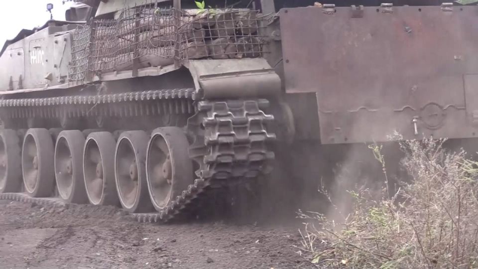 152-мм самоходная гаубица 2С3 «Акация» оснащённая системой динамической защиты «Буратино» из состава группировки войск «Восток» в Днепропетровской области 152-мм самоходная гаубица 2С3 «Акация» оснащённая системой динамической защиты «Буратино» из состава группировки войск «Восток» в Днепропетровской области