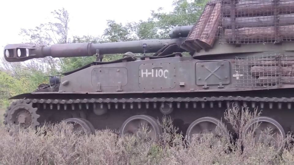 152-мм самоходная гаубица 2С3 «Акация» оснащённая системой динамической защиты «Буратино» из состава группировки войск «Восток» в Днепропетровской области 152-мм самоходная гаубица 2С3 «Акация» оснащённая системой динамической защиты «Буратино» из состава группировки войск «Восток» в Днепропетровской области