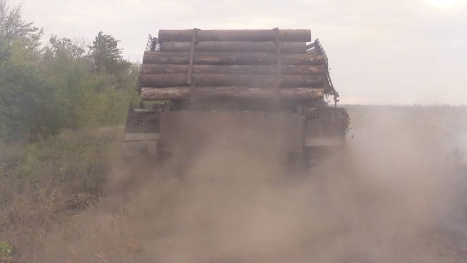 152-мм самоходная гаубица 2С3 «Акация» оснащённая системой динамической защиты «Буратино» из состава группировки войск «Восток» в Днепропетровской области 152-мм самоходная гаубица 2С3 «Акация» оснащённая системой динамической защиты «Буратино» из состава группировки войск «Восток» в Днепропетровской области